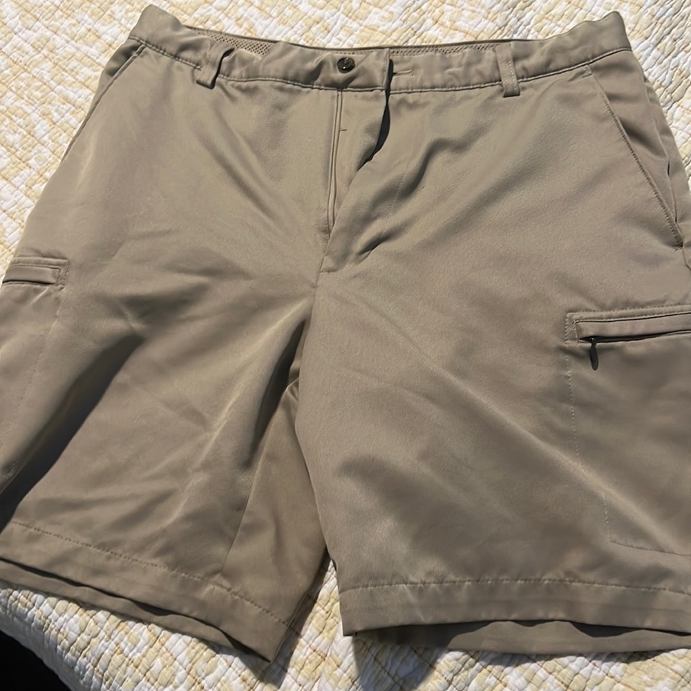 Izod XFG Golf cargo short. Size 34.